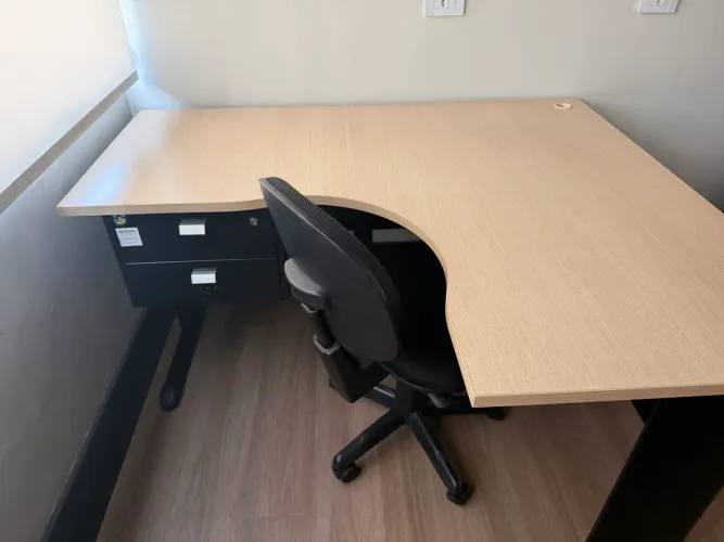 Mesa em L com gaveta (tenho 3) preço para desocupar espaço , r$ 180,00 cada