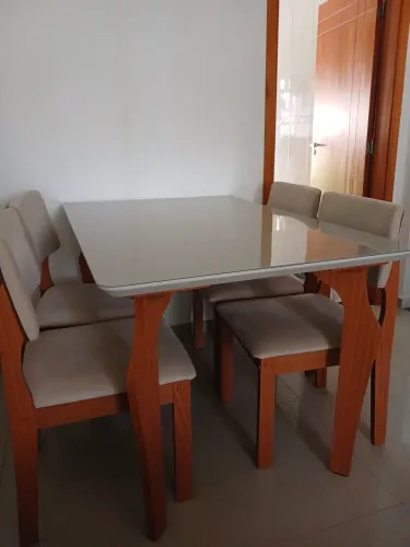 Mesa de Jantar 4 Lugares + 4 Cadeiras Estofadas - Excelente Estado