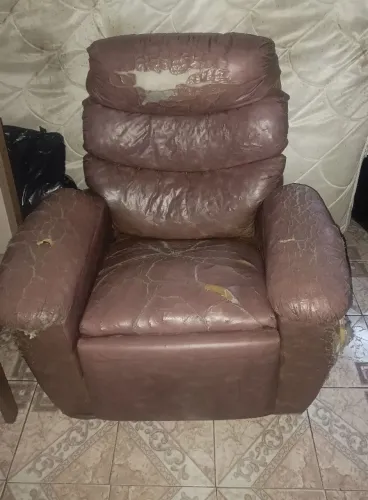 Poltrona Reclinável de Couro - usada (Poltrona do Papai )