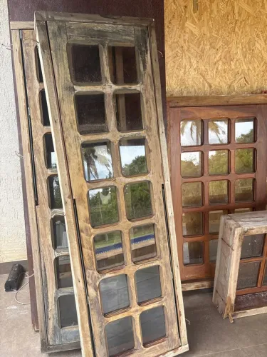 2 Janelas de madeira com vidro 