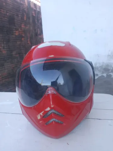 Vende - se capacete.