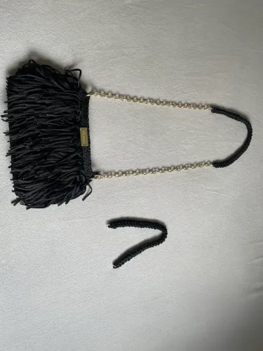 Bolsa artesanal Kasampaio com corrente dourada e franjinhas