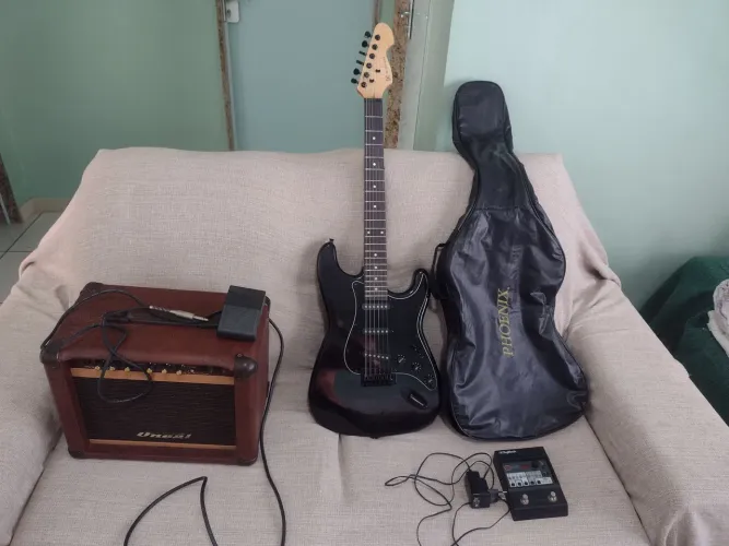 Guitarra + Cubo Oneal 30w + Pedaleira Digitech - troco por teclado.