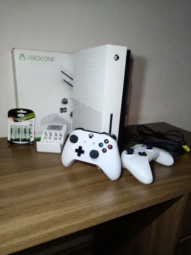 Console Xbox One S Seminovo (Estado de Novo) Completo C/ Caixa, 2 Controles e Carregador