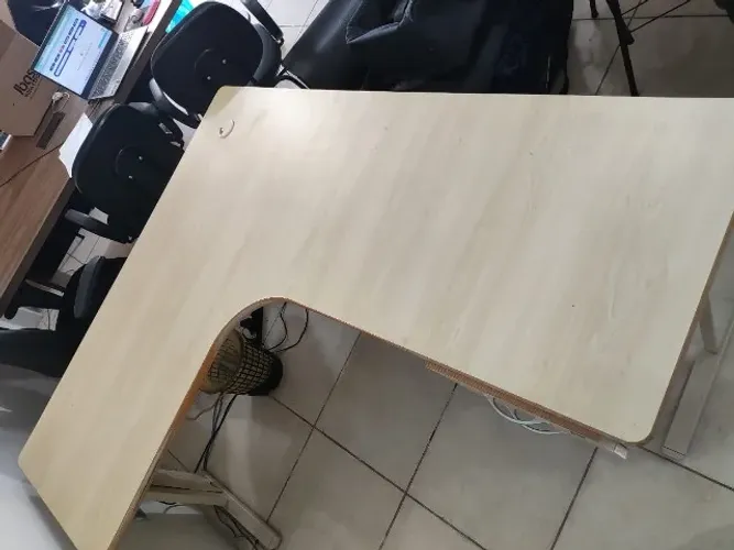MESA DE ESCRITÓRIO COM DUAS GAVETAS E TOMADA