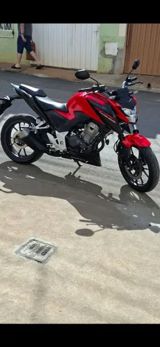 CB 300F 2024 conservada.