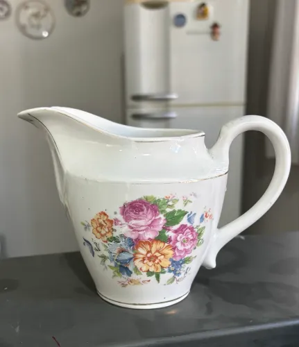 Leiteira em porcelana
