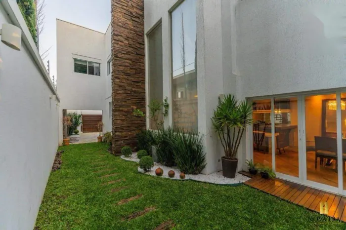 CASA À VENDA NO REBOUÇAS/ÁGUA VERDE - EXCELENTE OPÇÃO PARA CLÍNICA OU CONSULTÓRIOS