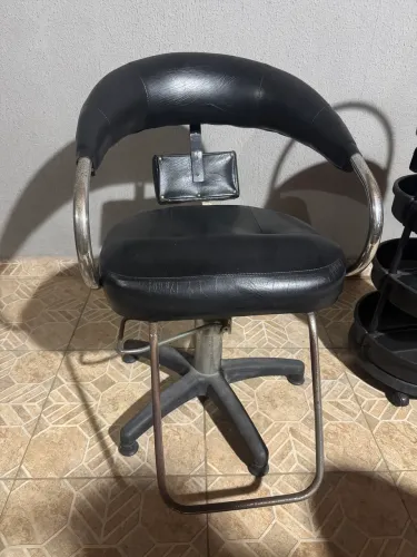 KIT - CADEIRA DE SALÃO, CARRINHO AUXILIAR E CADEIRA PARA MANICURE.
