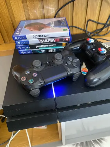 PS4 - 500GB ,+ 1 controle + 5 jogos mídia física