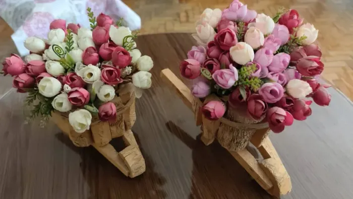 Par de Mini Carrinhos de Mão Rústicos com Flores Artísticas - Decoração