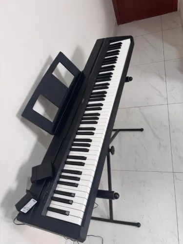 PIANO DIGITAL YAMAHA P45 PRETO COM ACABAMENTO FOSCO 88 CHAVES