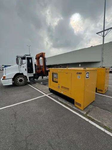 Grupo gerador CAT 75 kVA 