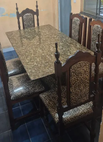 Mesa em granito com 6 cadeiras de madeira 