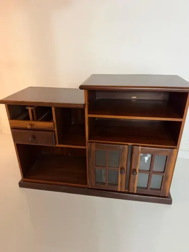 Vendo rack em madeira maciça em ótimo estado