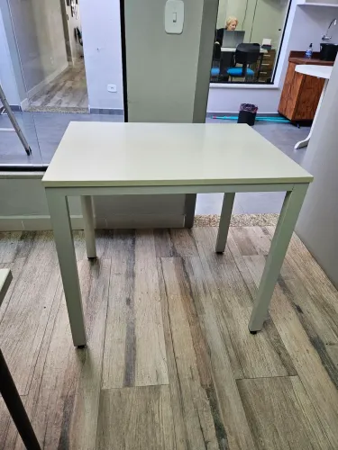 Mesa quadrada, tampo de fórmica com 4 pernas de aço branca.