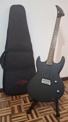Guitarra Peavey 23 Preta Fosca + Kit Completo (Capa, Suporte e Palhetas)