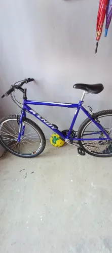 Bicicleta semi nova. Bem conservada