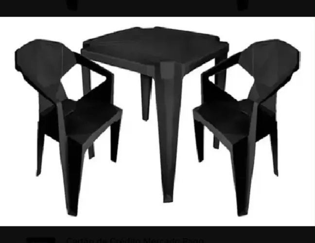 Mesa resistente com duas cadeiras excelentes