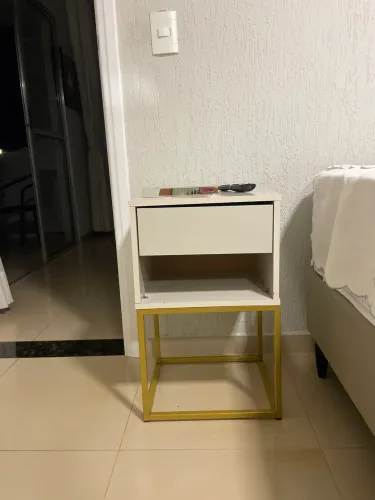 Mesa de cabeceira ( criado) 