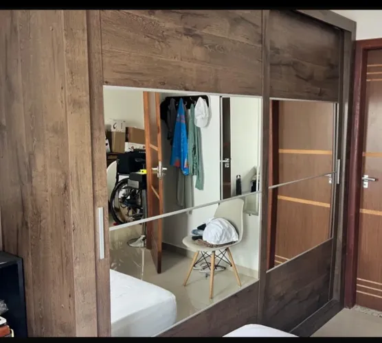 Vendo guarda-roupa duas portas com espelhos 2,46x2,30