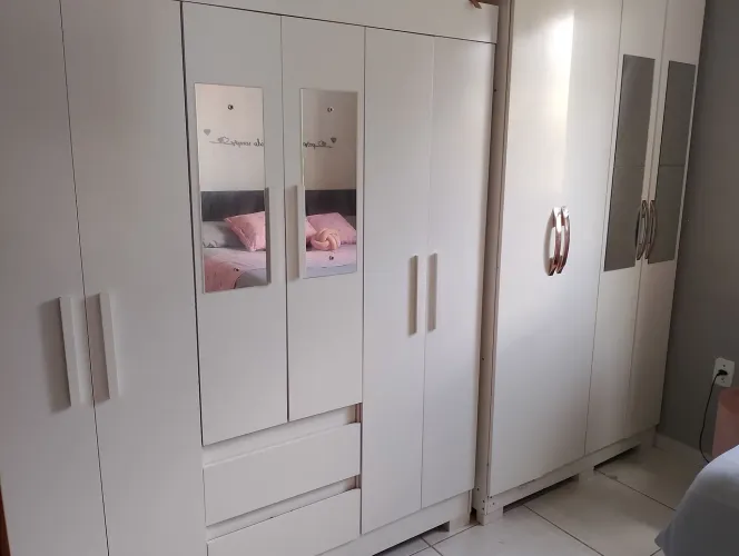 Vende-se dois guarda-roupas, um novo de casal e outro seminovo de solteiro.