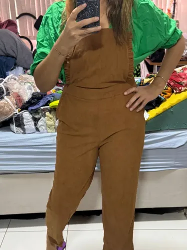 macacão veludo bege