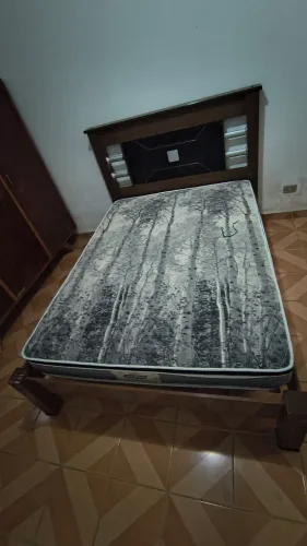 Cama de casal padrão com colchão de molas ensacadas marca Gazin