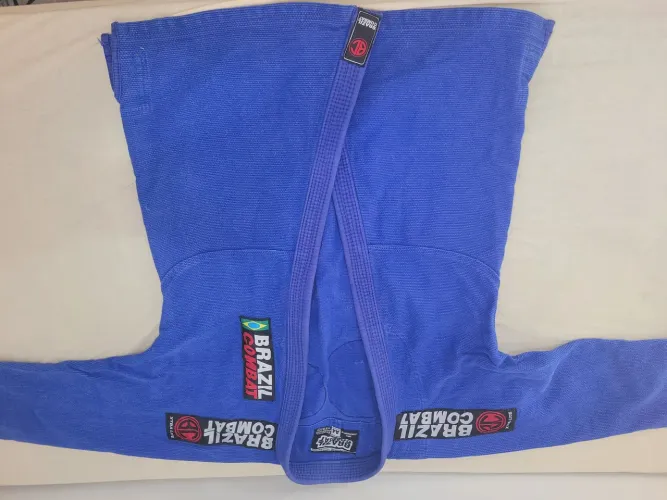 Kimono Brasil Kombat A4 azul ,usado apenas 4 vezes 
