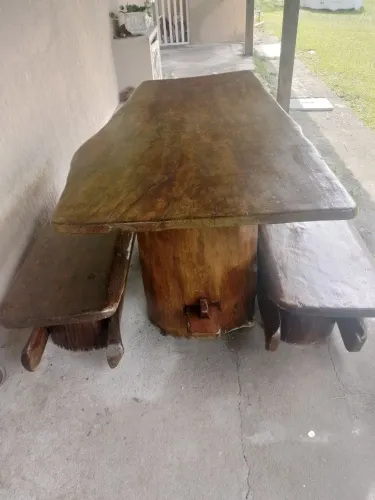 Vendo mesa com 2 bancos madeira 