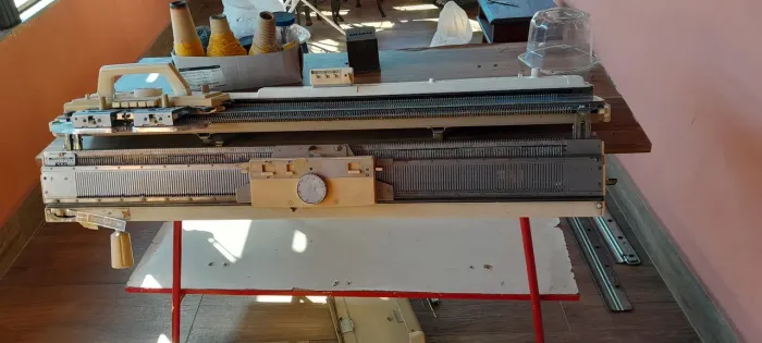MAQUINA DE TRICO ELGIN BROTHER COM FRONTURA COMOLETA MESA, ACESSORIOS, MANUAIS, ENROLADOR