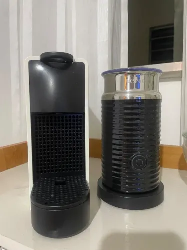 Cafeteira Nespresso Essenza Mini & Aeroccino Espumador de Leite