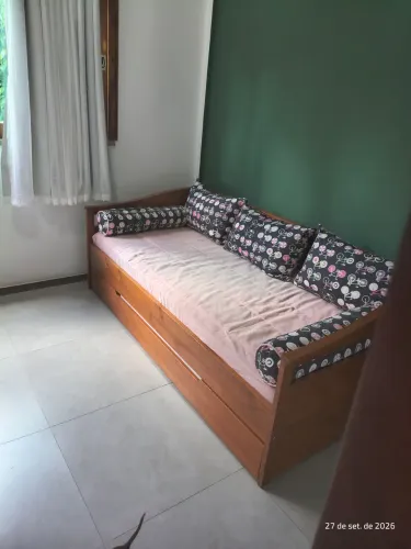 Linda bicama com criado mudo