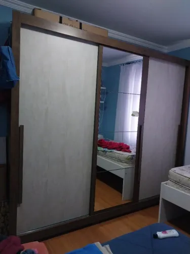 Roupeiro casal, super espaçoso. Em MDF, portas de correr e espelho