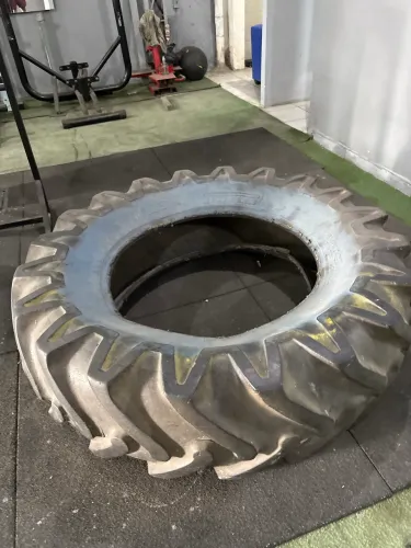 Pneu de trator para treinos