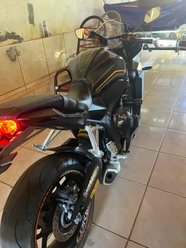 Vende-se CBR 650R