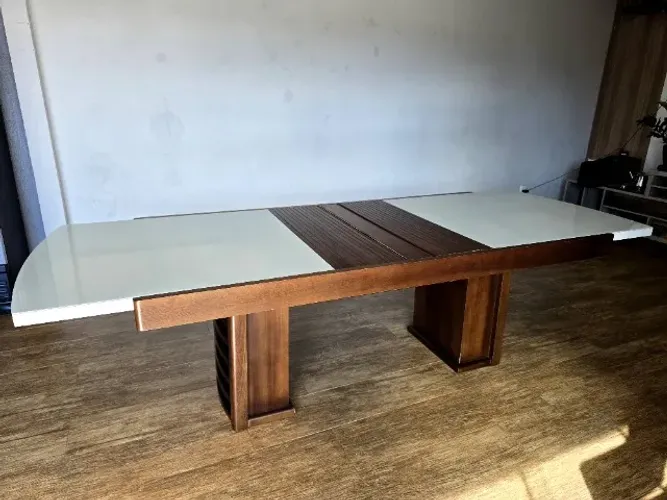 Mesa de jantar de madeira de 08 lugares expansivel para 10 com tampo de vidro.