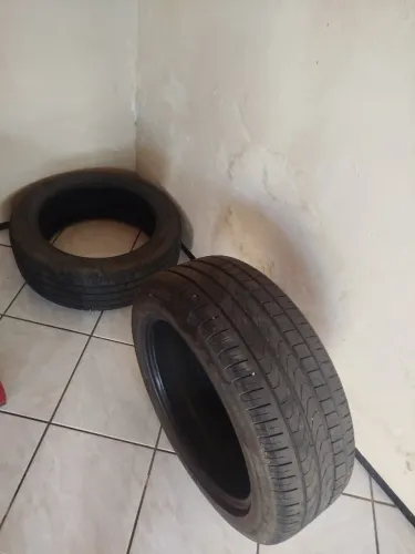 2 Pneus Pirelli Aro 17 - 215/50 Semi-novos