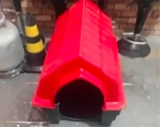 Casa de material resistente para pet