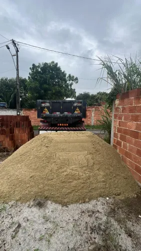 Areia e pedra caminhão fechado