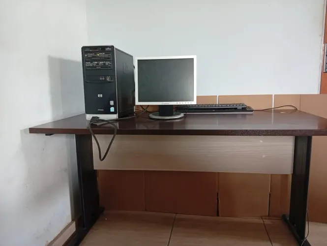 Mesa de estudos com computador
