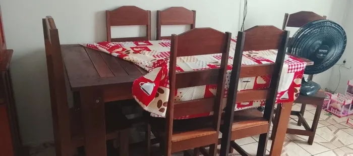Armário de cozinha e mesa de madeira 