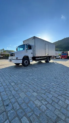 1318 ano 2012 Baú 6,80m