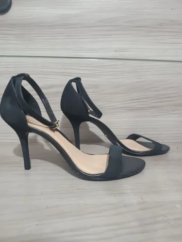 Sandália Camurça Salto Fino Isabelli Arezzo - Preta