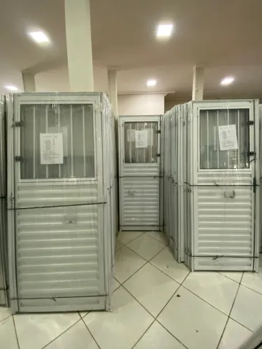 PORTA DE ALÚMINIO BRANCO COM JANELA E GRADE - MEGA DESCONTO