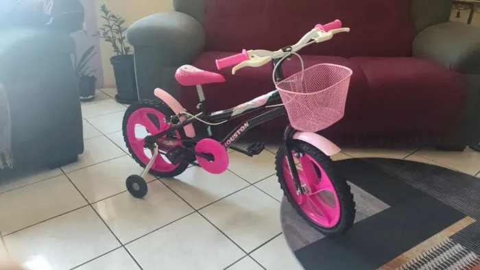 Vende-se 2 Bicicletas, 2 patinetes e uma moto elétrica infantil bandeirantes.