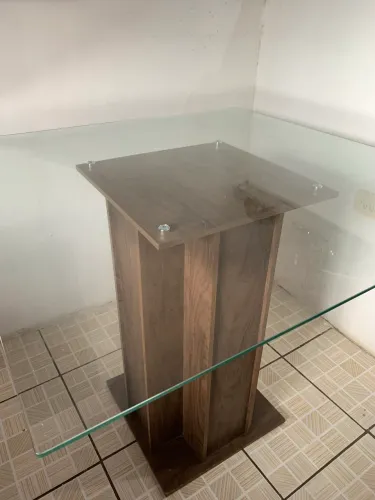 Mesa de Jantar com Tampo de Vidro e Base Amadeirada