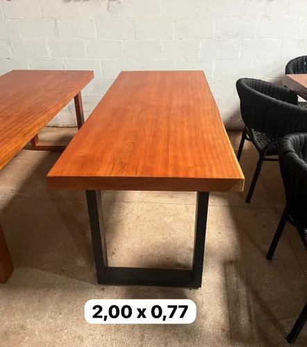 Mesa de prancha em jatobá, pés preto