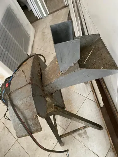 Forrageira Trapp 2 CV  com defeito no motor 