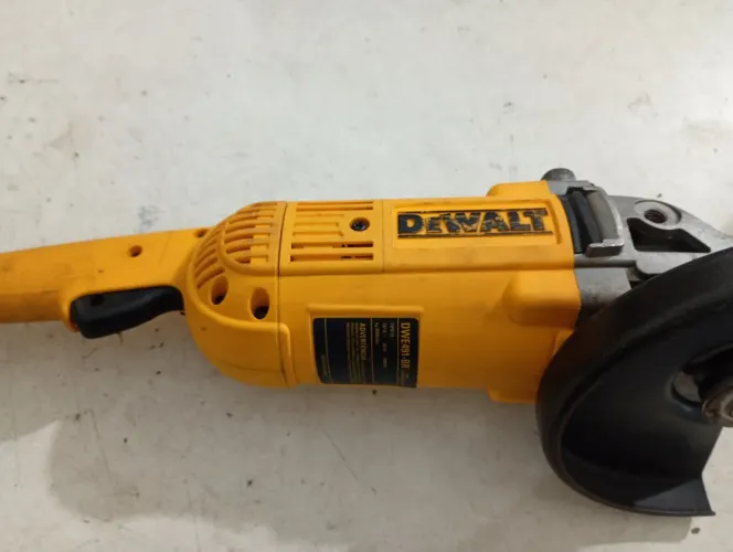 Esmerhadeira Dewalt dwe491 127 volts